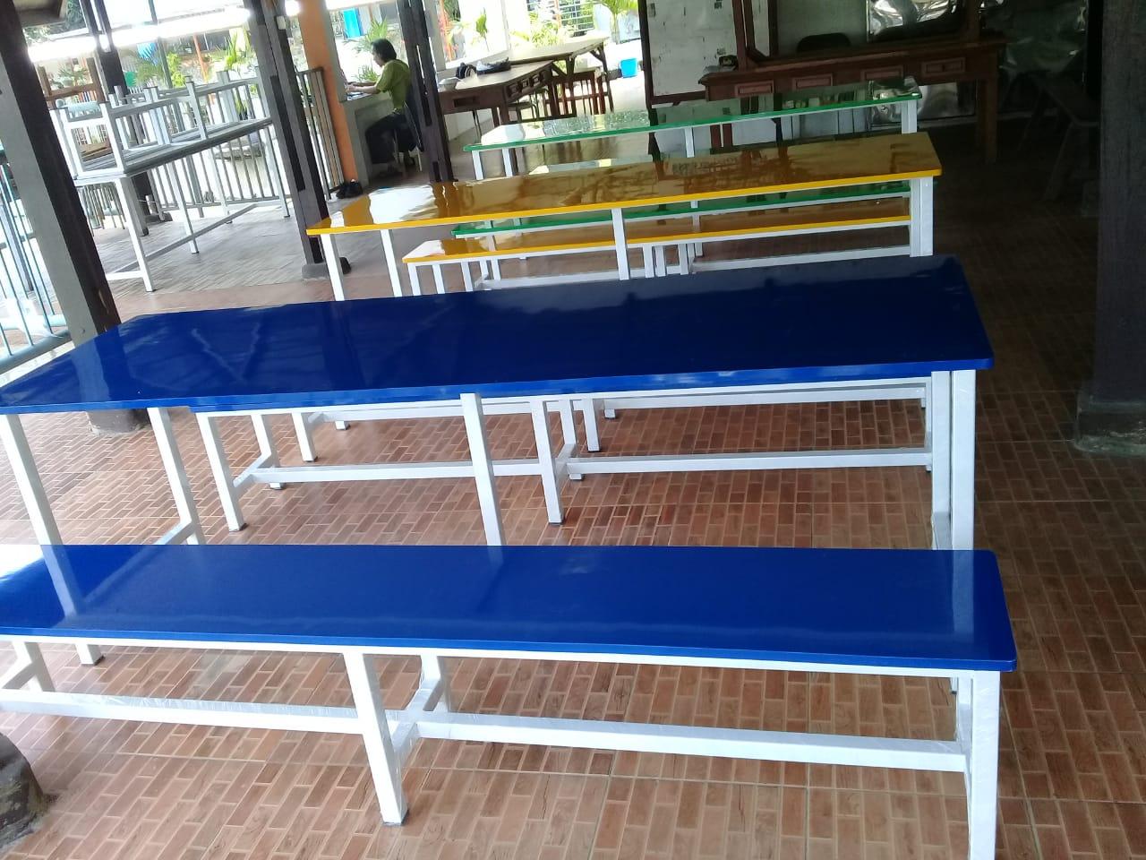 Meja kantin sekolah