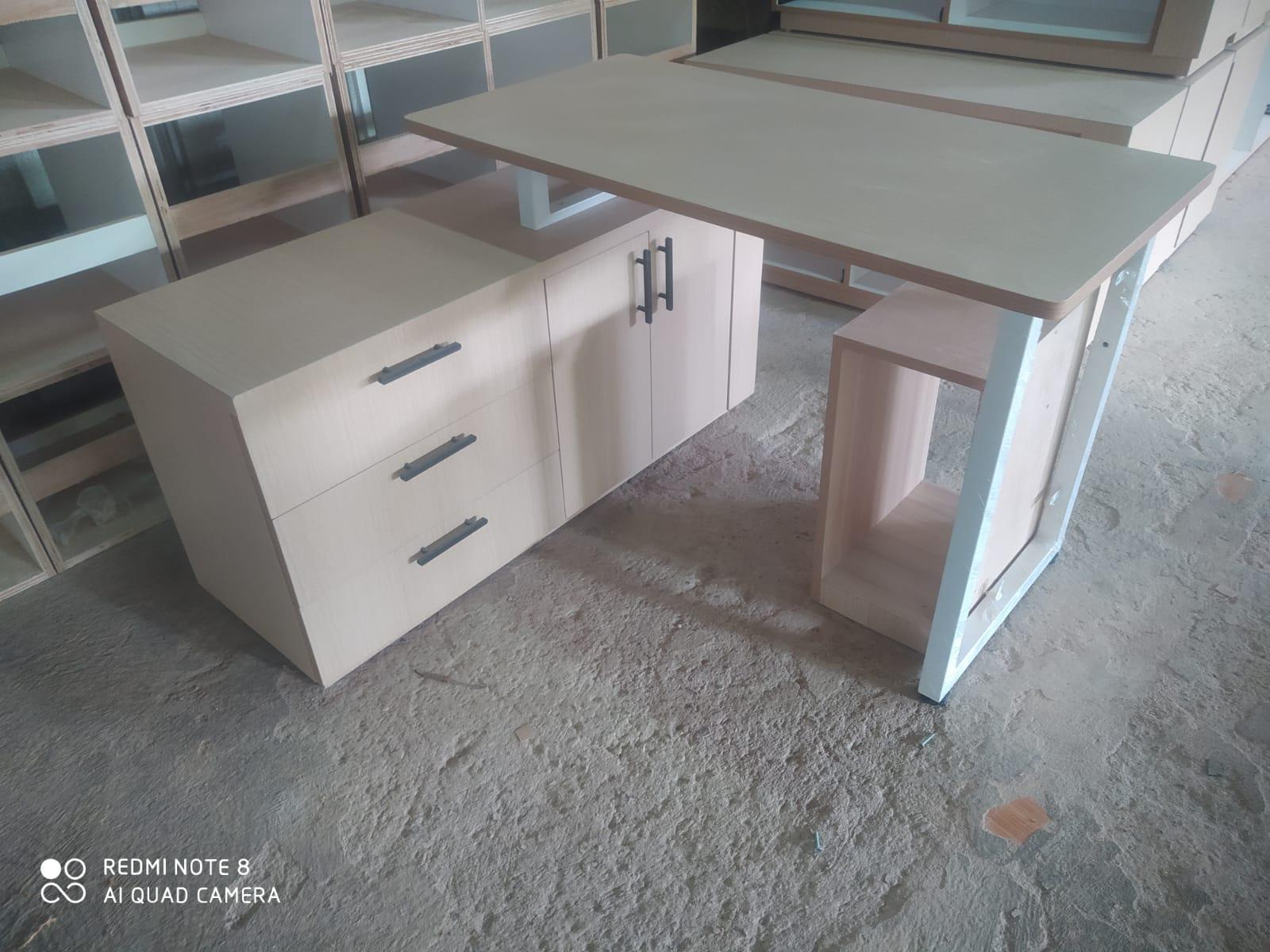 Meja kerja/ Meja Komputer